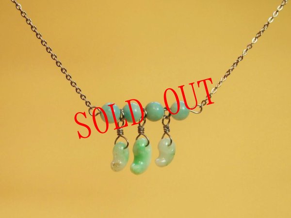 画像2: 超小型ヒスイ勾玉三連ペンダント(サージカルステンレス製チェーン仕様） (2)