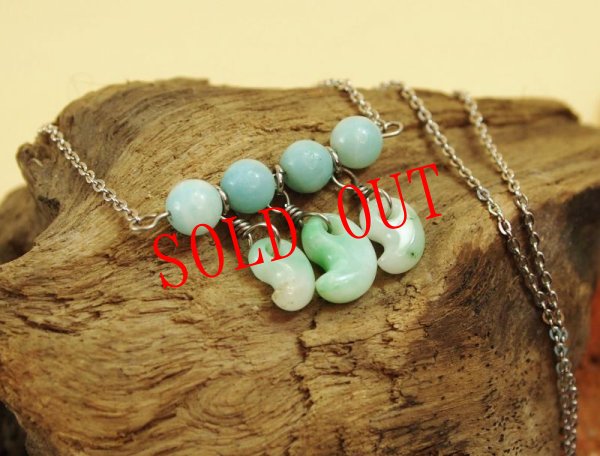 画像8: 超小型ヒスイ勾玉三連ペンダント(サージカルステンレス製チェーン仕様） (8)