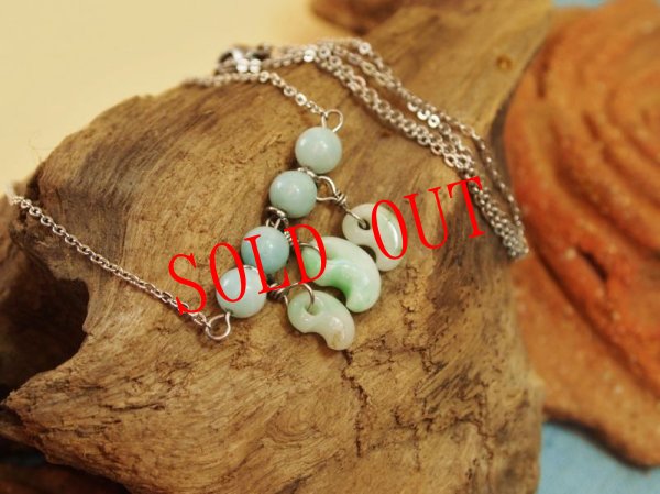 画像5: 超小型ヒスイ勾玉三連ペンダント(サージカルステンレス製チェーン仕様） (5)