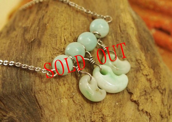 画像7: 超小型ヒスイ勾玉三連ペンダント(サージカルステンレス製チェーン仕様） (7)