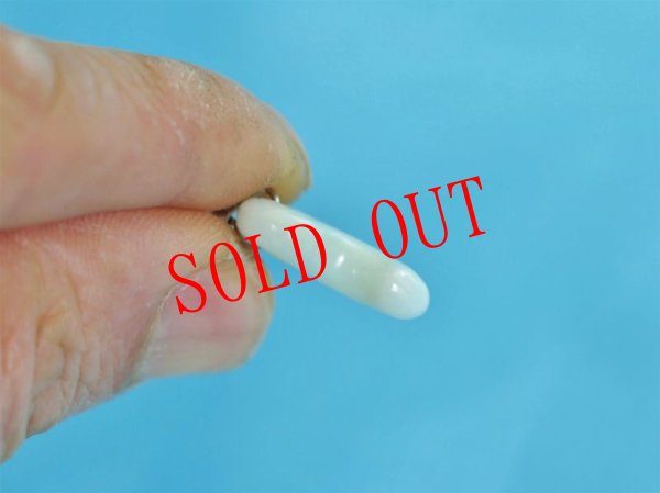 画像10: 白系ヒスイ勾玉ピアス (10)