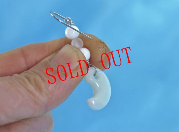 画像8: 白系ヒスイ勾玉ピアス (8)