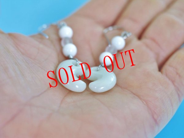 画像9: 白系ヒスイ勾玉ピアス (9)
