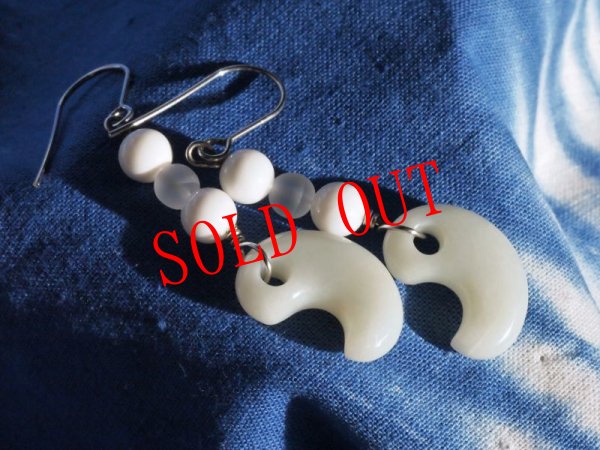 画像4: 白系ヒスイ勾玉ピアス (4)