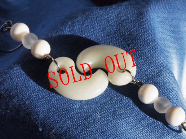 画像2: 白系ヒスイ勾玉ピアス (2)