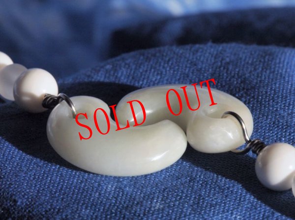 画像3: 白系ヒスイ勾玉ピアス (3)