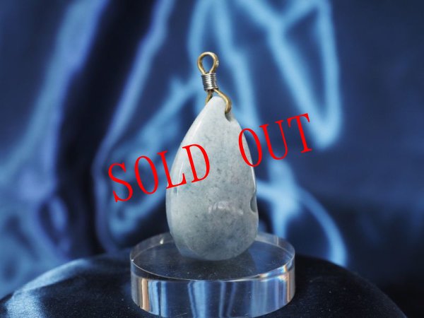 画像8: 渦巻紋線刻青ヒスイ石笛（ペンダント仕様・指孔付き） (8)