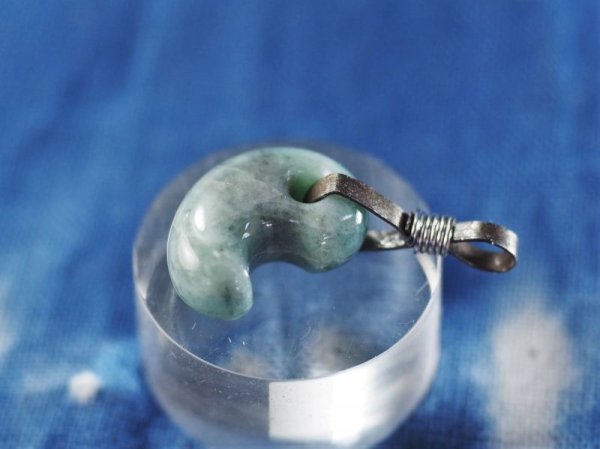 画像5: ヒスイ超小型勾玉（ペンダントトップ） (5)