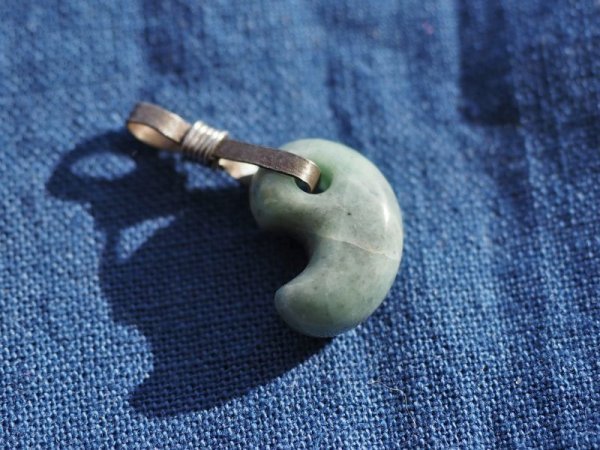 画像8: ヒスイ超小型勾玉（ペンダントトップ） (8)