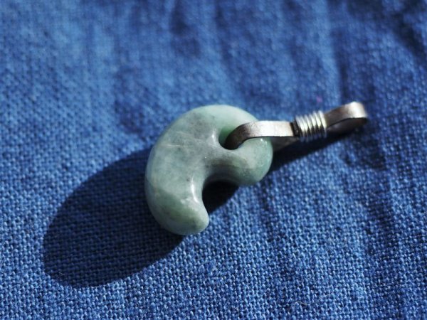 画像10: ヒスイ超小型勾玉（ペンダントトップ） (10)