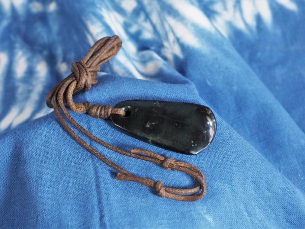 画像3: 透閃石（蛇紋岩）製磨製石器型ペンダント (3)