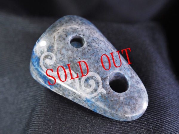 画像2: Knobさんモデル蕨手紋線刻ラピスラズリ石笛（ペンダント仕様） (2)