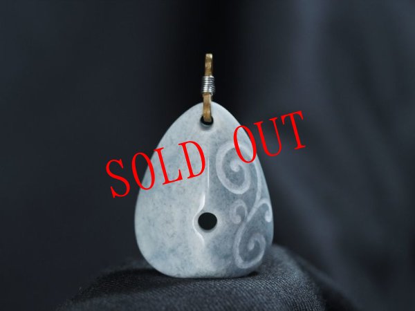 画像3: 渦巻紋線刻青ヒスイ石笛（ペンダント仕様・指孔付き） (3)