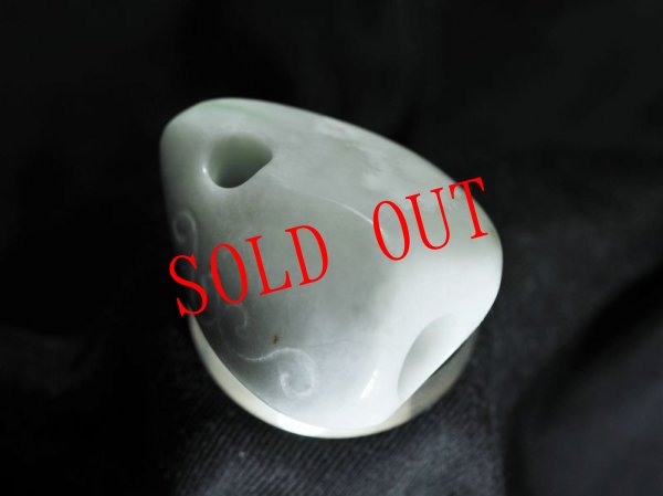 画像2: Knobさんモデル改逆ロケット状底・円弧カット線刻白ヒスイ石笛（ペンダント仕様） (2)