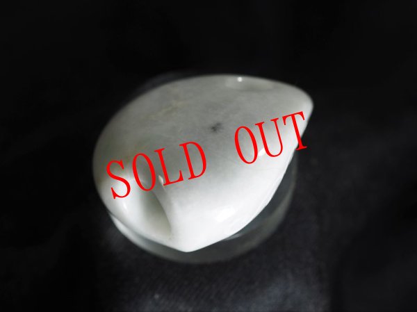 画像7: Knobさんモデル改逆ロケット状底・円弧カット線刻白ヒスイ石笛（ペンダント仕様） (7)