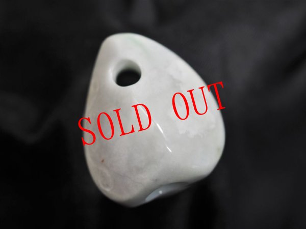 画像4: Knobさんモデル改逆ロケット状底・円弧カット線刻白ヒスイ石笛（ペンダント仕様） (4)