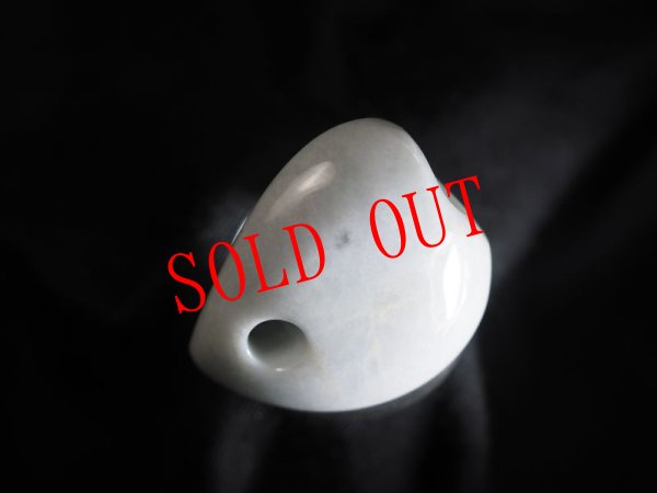 画像10: Knobさんモデル改逆ロケット状底・円弧カット線刻白ヒスイ石笛（ペンダント仕様） (10)