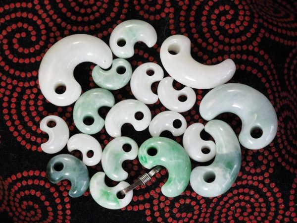 画像10: 2020年秋版　ヒスイ超小型勾玉ペンダント（参考品） (10)