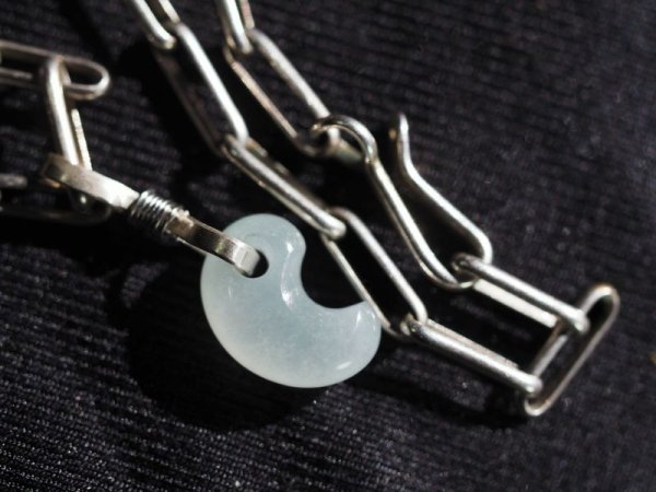 画像6: 極上琅玕質ヒスイ超小型勾玉（ホピチェーン支給品・参考品） (6)