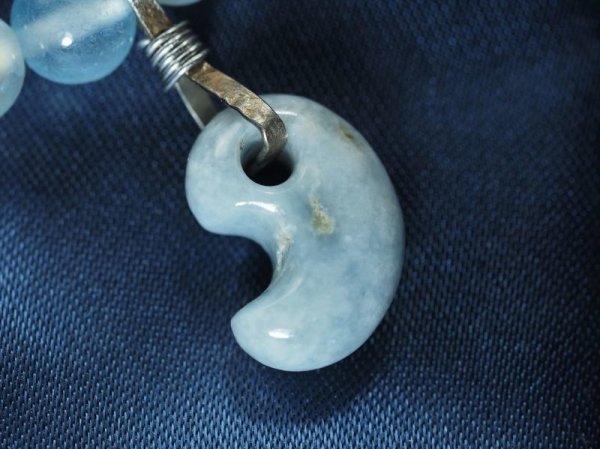 画像2: 青ヒスイ製超小型勾玉バングル (2)