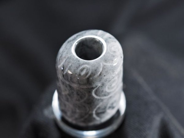 画像8: 顔面付き注口土器「あんぐり君」黒ヒスイ紋線刻石笛（円柱状孔・指孔付き） (8)