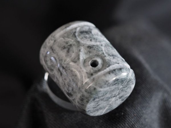 画像11: 顔面付き注口土器「あんぐり君」黒ヒスイ紋線刻石笛（円柱状孔・指孔付き） (11)