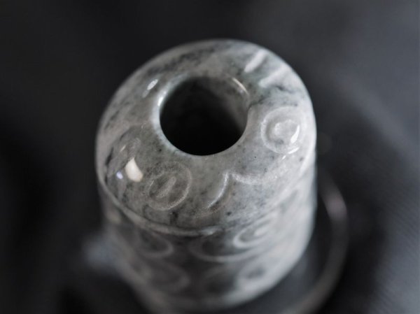 画像15: 顔面付き注口土器「あんぐり君」黒ヒスイ紋線刻石笛（円柱状孔・指孔付き） (15)