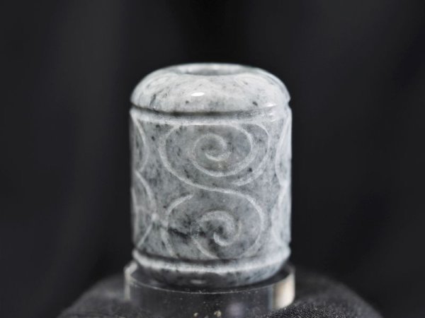 画像9: 顔面付き注口土器「あんぐり君」黒ヒスイ紋線刻石笛（円柱状孔・指孔付き） (9)