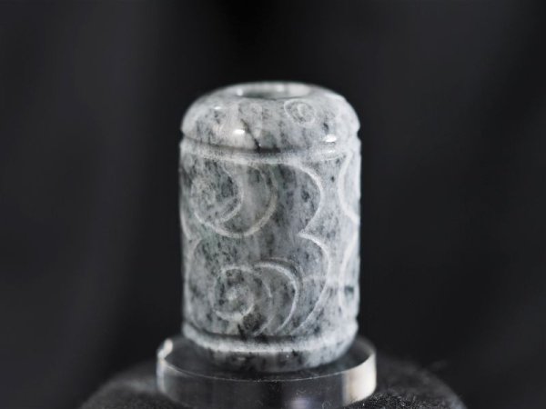 画像10: 顔面付き注口土器「あんぐり君」黒ヒスイ紋線刻石笛（円柱状孔・指孔付き） (10)