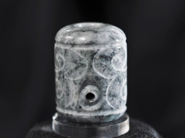 画像12: 顔面付き注口土器「あんぐり君」黒ヒスイ紋線刻石笛（円柱状孔・指孔付き） (12)