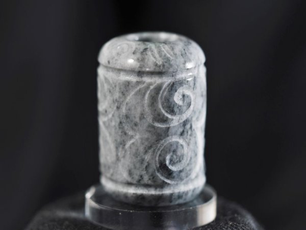 画像14: 顔面付き注口土器「あんぐり君」黒ヒスイ紋線刻石笛（円柱状孔・指孔付き） (14)