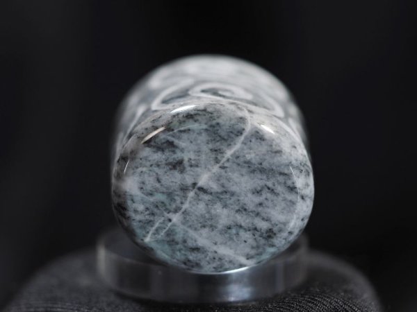 画像13: 顔面付き注口土器「あんぐり君」黒ヒスイ紋線刻石笛（円柱状孔・指孔付き） (13)