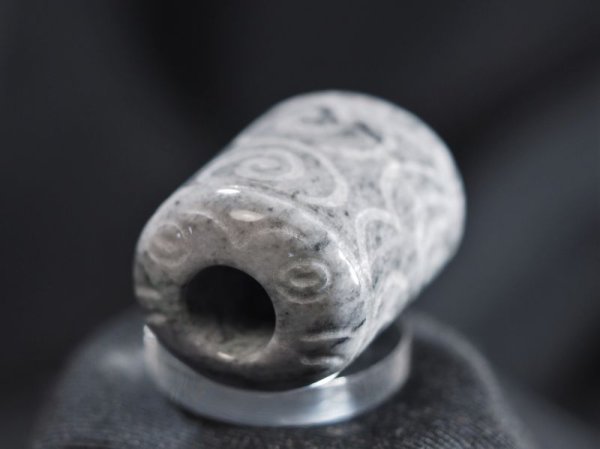 画像17: 顔面付き注口土器「あんぐり君」黒ヒスイ紋線刻石笛（円柱状孔・指孔付き） (17)