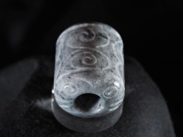 画像7: 顔面付き注口土器「あんぐり君」黒ヒスイ紋線刻石笛（円柱状孔・指孔付き） (7)