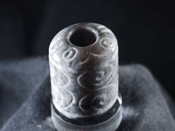 画像5: 顔面付き注口土器「あんぐり君」黒ヒスイ紋線刻石笛（円柱状孔・指孔付き） (5)