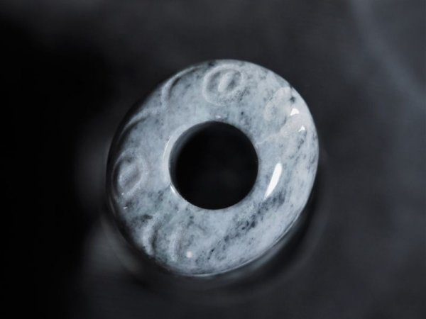 画像2: 顔面付き注口土器「あんぐり君」黒ヒスイ紋線刻石笛（円柱状孔・指孔付き） (2)