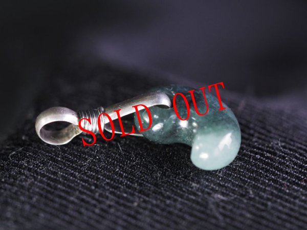 画像2: 極上ヒスイ超小型勾玉（ペンダントトップ） (2)