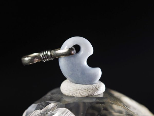 画像5: ラベンダーヒスイ超小型勾玉（ペンダントトップ） (5)