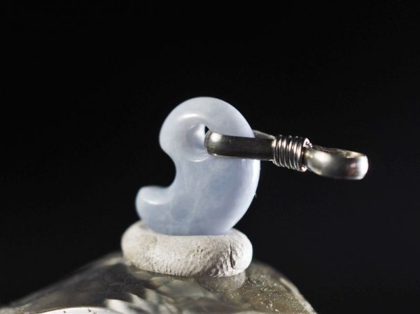 画像9: ラベンダーヒスイ超小型勾玉（ペンダントトップ） (9)