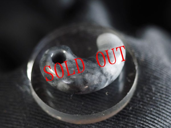 画像6: 黒ヒスイ定形勾玉 (6)