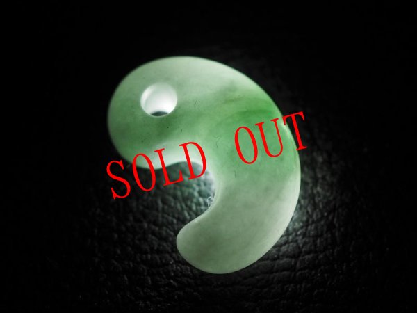 画像4: 「秘すれば花」ヒスイ定形勾玉（24mmサイズ） (4)