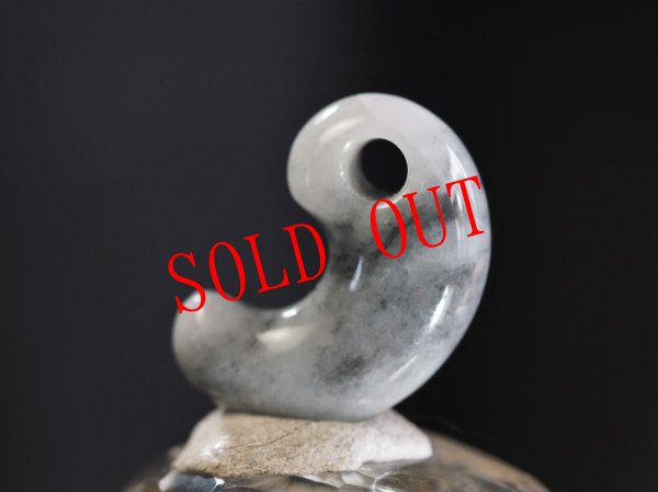 画像11: 黒ヒスイ定形勾玉（22mmサイズ） (11)