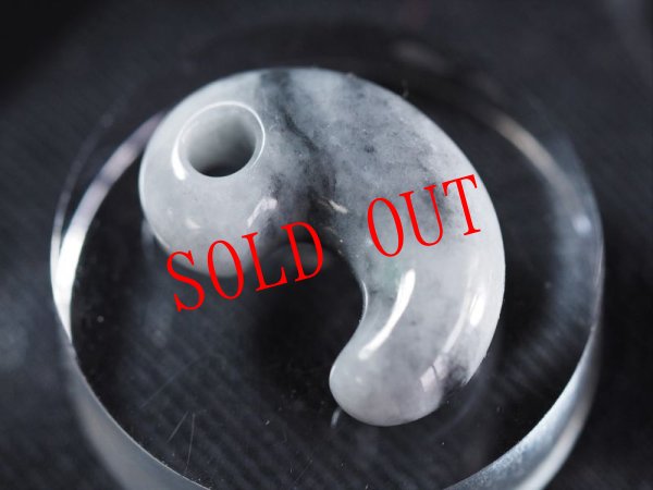 画像3: 黒ヒスイ定形勾玉（22mmサイズ） (3)