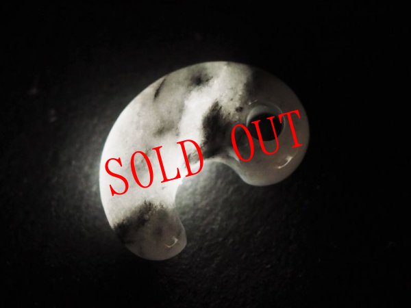 画像13: 黒ヒスイ定形勾玉（22mmサイズ） (13)