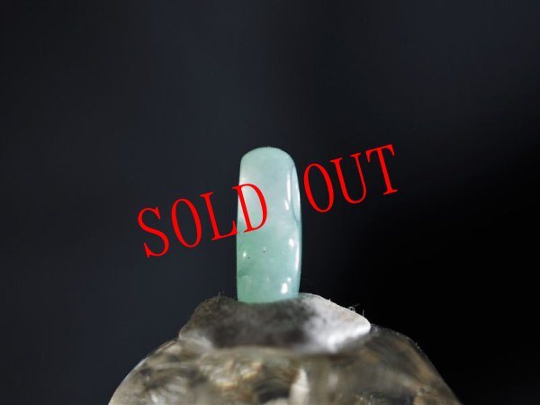 画像8: 復古風ヒスイ超小型勾玉（縦向きペンダントトップ） (8)