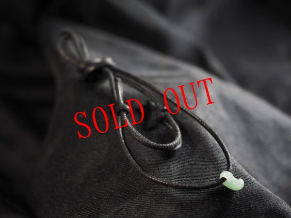 画像2: 復古風ヒスイ超小型勾玉（縦向きペンダントトップ） (2)