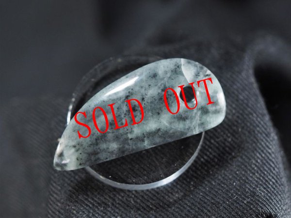 画像4: 蕨紋線刻三色ヒスイ牙玉ペンダント (4)