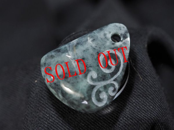 画像4: 螺旋紋線刻三色ヒスイ縄文ペンダント (4)