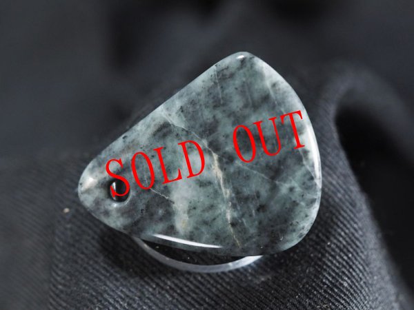 画像5: 螺旋紋線刻三色ヒスイ縄文ペンダント (5)