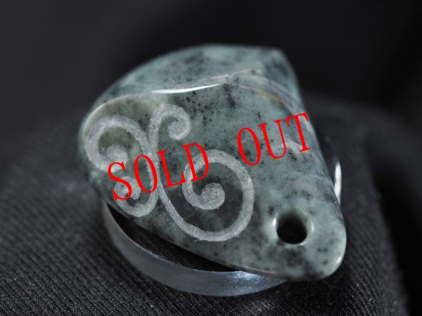 画像2: 螺旋紋線刻三色ヒスイ縄文ペンダント (2)